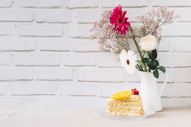 Concepto del día de la madre con tarta y flores a la derecha