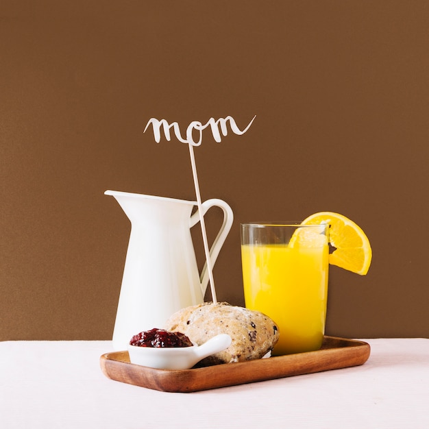 Foto gratuita concepto del día de la madre con zumo de naranja y desayuno