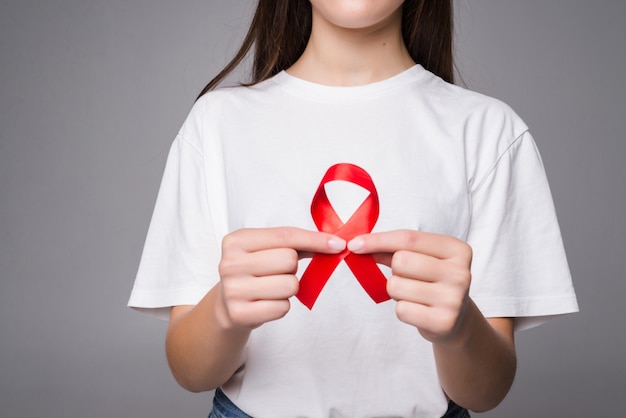 Concepto del Día Mundial contra el Cáncer de Mama, cuidado de la salud: la mujer vestía una camiseta blanca con una cinta rosa para la conciencia, el color del arco simbólico que se elevaba en las personas que viven con la enfermedad del tumor de mama