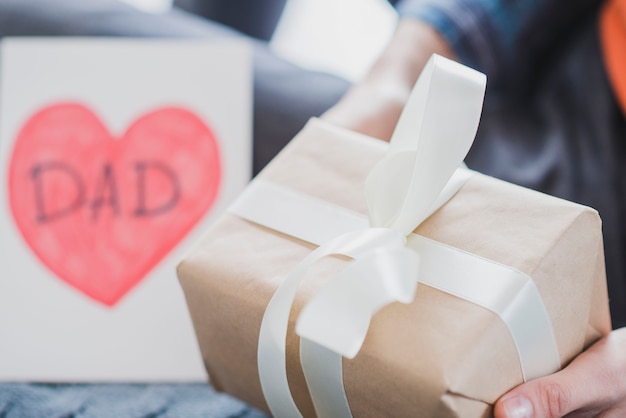 Concepto para el día del padre con caja de regalo