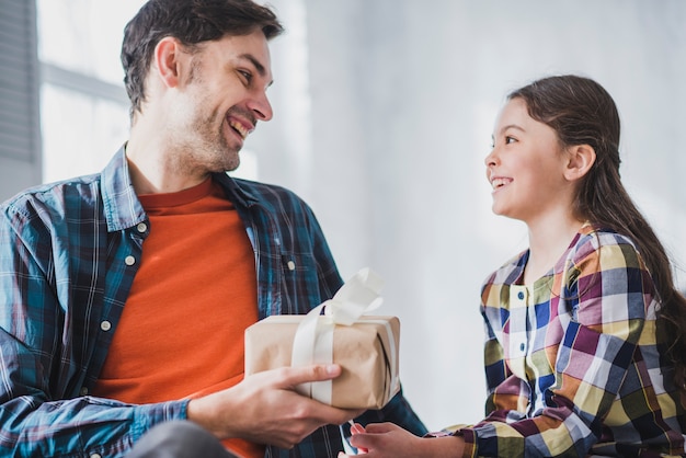 Concepto para el día del padre con caja de regalo