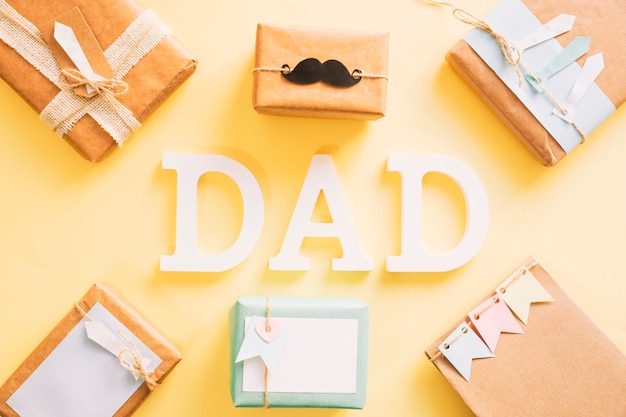 Concepto del día del padre con cajas de regalo