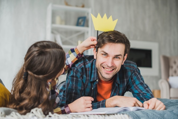 Foto gratuita concepto para el día del padre con corona de papel