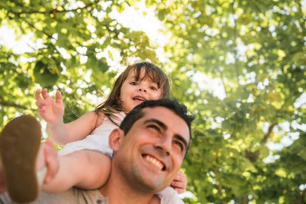 Concepto del día del padre con familia al aire libre