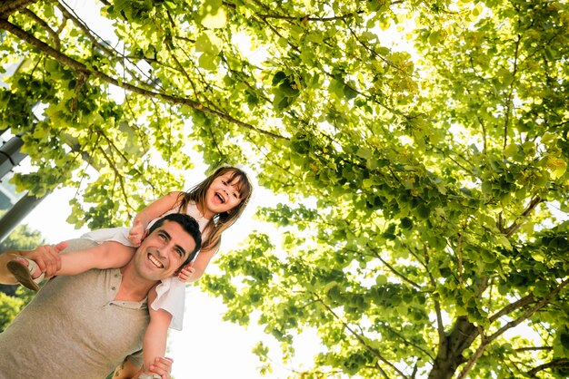 Concepto del día del padre con familia al aire libre