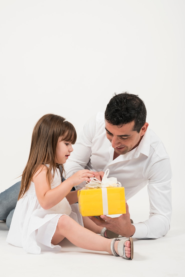 Foto gratuito concepto del día del padre con familia feliz