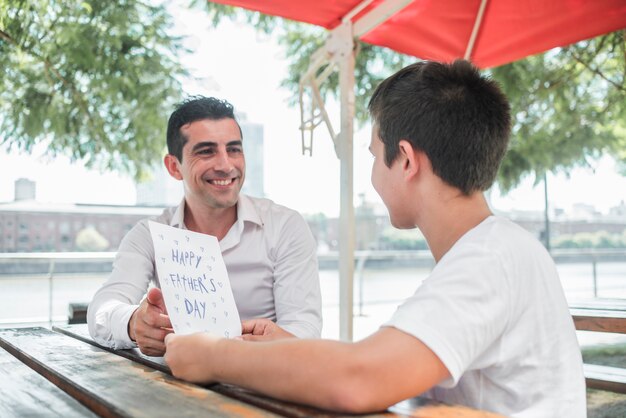 Concepto del día del padre con familia feliz