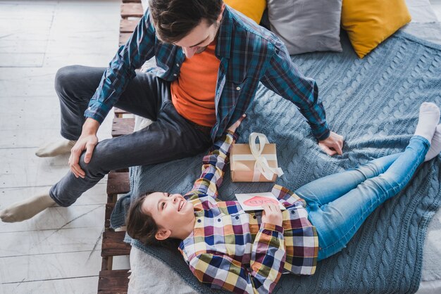 Concepto para el día del padre con hija en cama