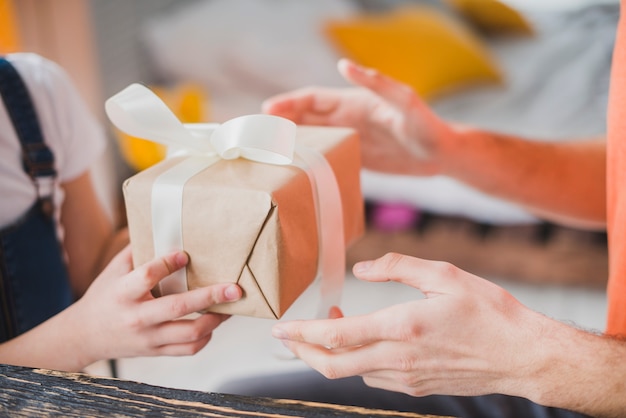 Concepto para el día del padre con hija dando regalo