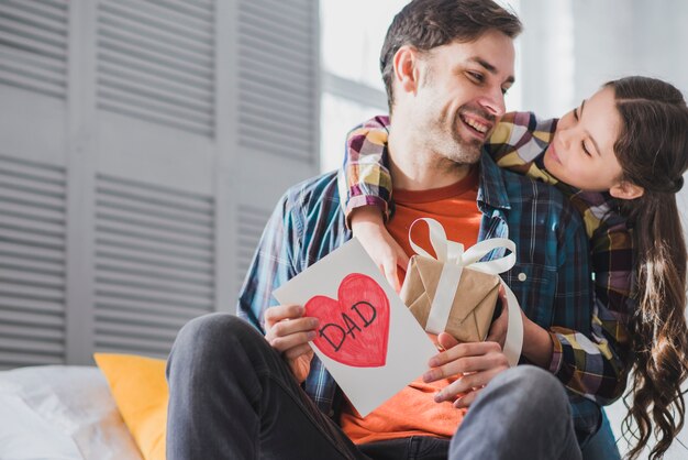 Concepto para el día del padre con hija joven