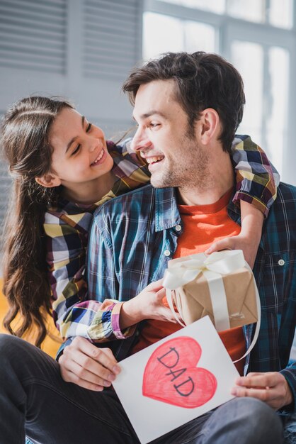 Concepto para el día del padre con hija joven