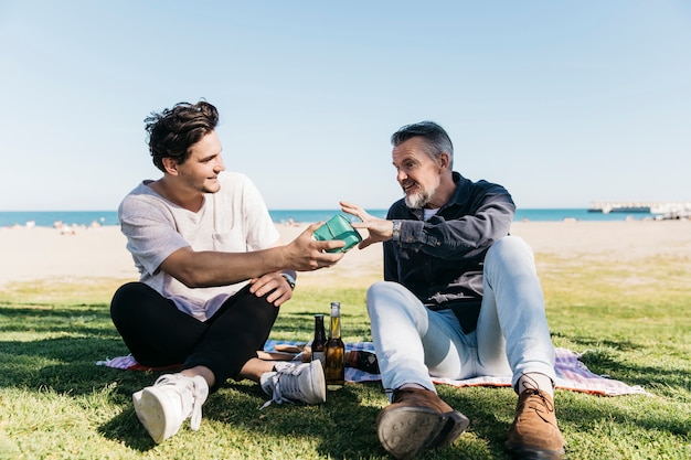 Concepto del día del padre con hijo dando regalo a padre