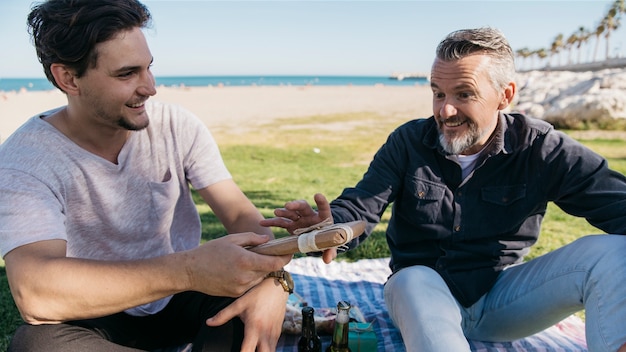 Concepto del día del padre con hijo dando regalo a padre