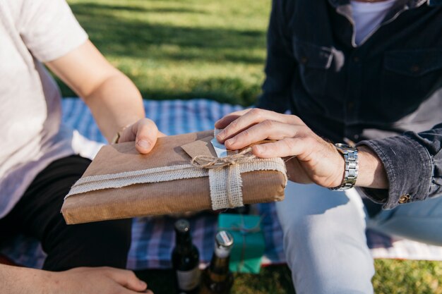 Concepto del día del padre con hijo dando regalo a padre