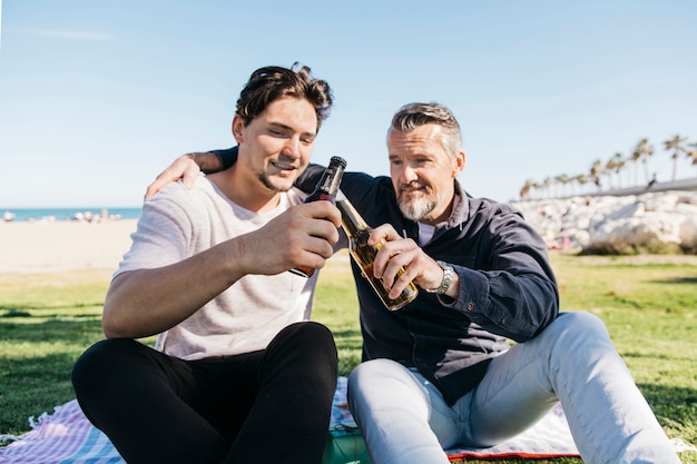 Concepto del día del padre con hijo y padre brindando