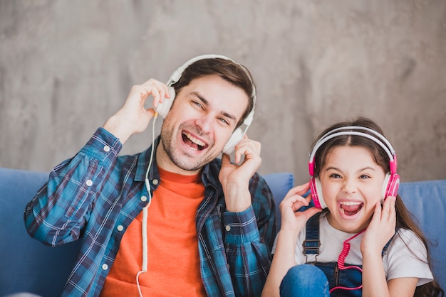 Foto gratuita concepto para el día del padre con padre e hija escuchando música