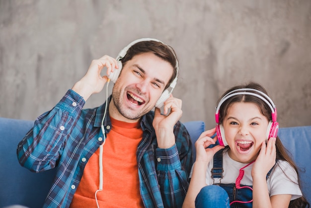 Concepto para el día del padre con padre e hija escuchando música