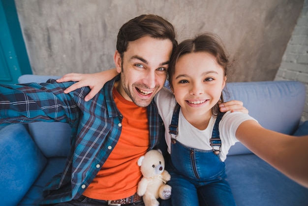 Concepto para el día del padre con padre e hija haciendo selfie