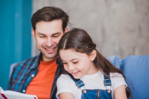 Concepto para el día del padre con padre e hija leyendo