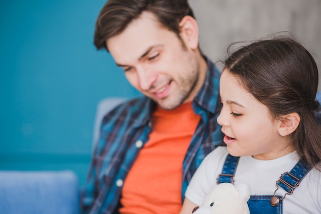 Concepto para el día del padre con padre e hija leyendo