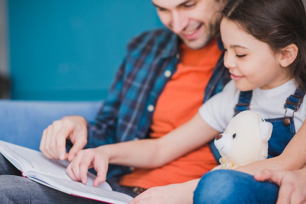 Concepto para el día del padre con padre e hija leyendo