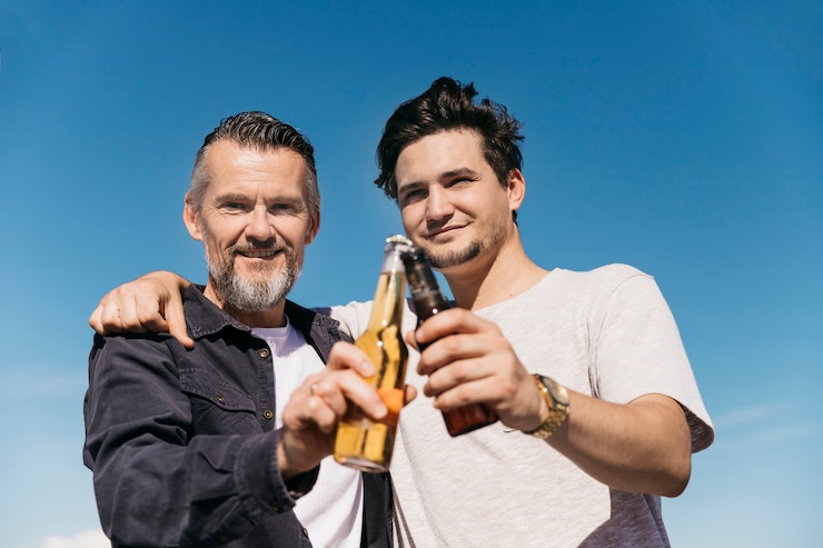 Foto gratuito concepto del día del padre con padre e hijo posando con cerveza
