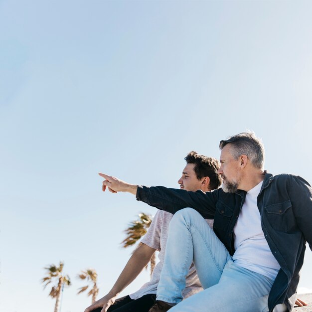 Concepto del día del padre con padre e hijo sentados juntos