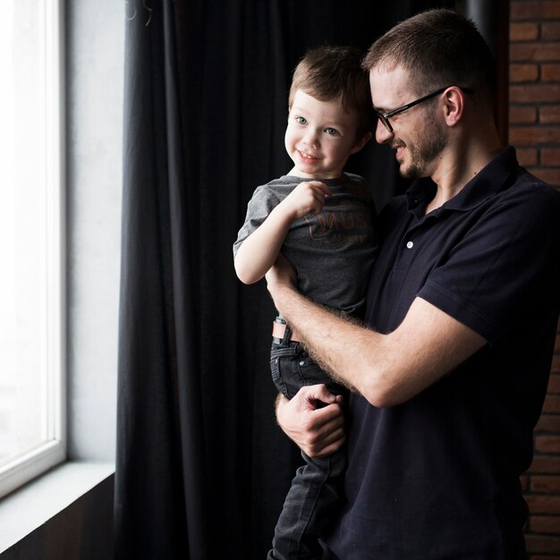 Concepto para el día del padre con padre e hijo