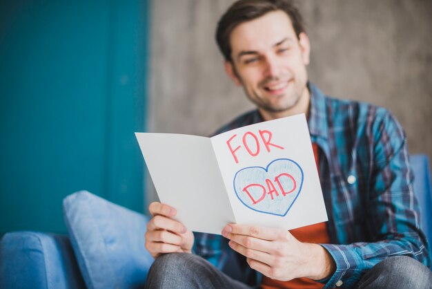 Concepto para el día del padre con padre leyendo carta