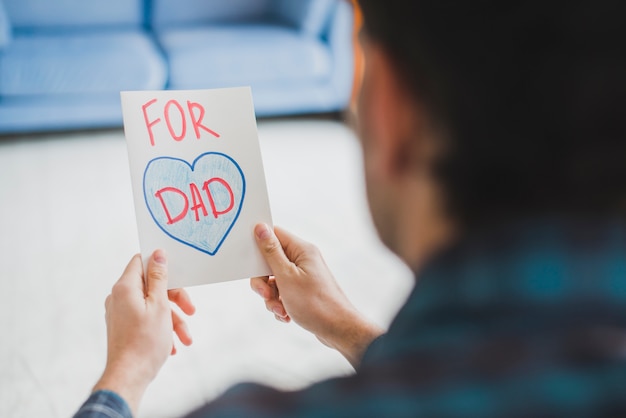 Concepto para el día del padre con padre mirando a tarjeta