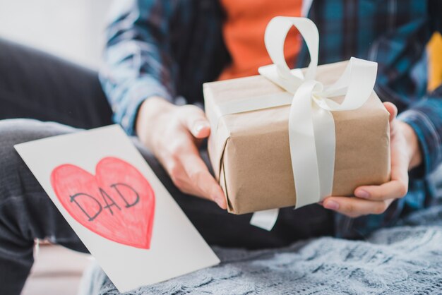 Concepto para el día del padre con regalo