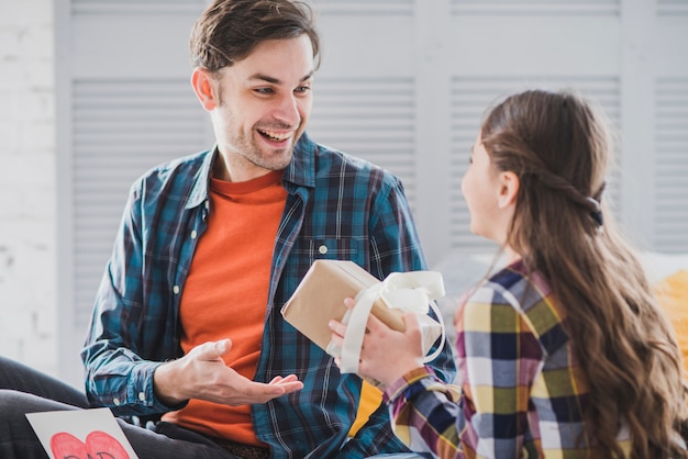 Concepto para el día del padre con regalo