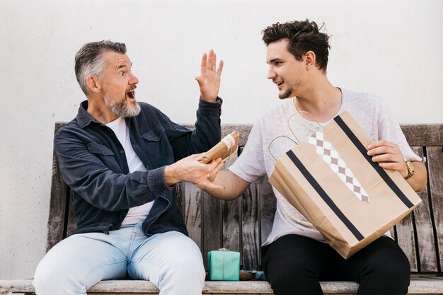 Concepto para el día del padre con regalo