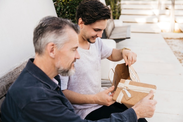 Foto gratuita concepto para el día del padre con regalo