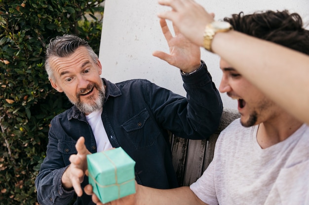 Foto gratuita concepto para el día del padre con regalo