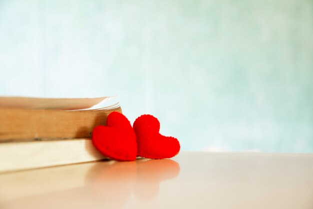 Concepto de día de San Valentín. Corazón del libro. Tarjetas de felicitación