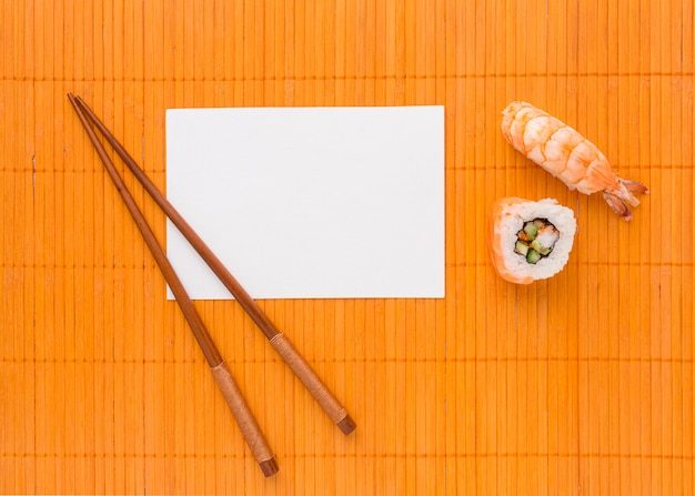 Concepto de día de sushi vista superior con palillos