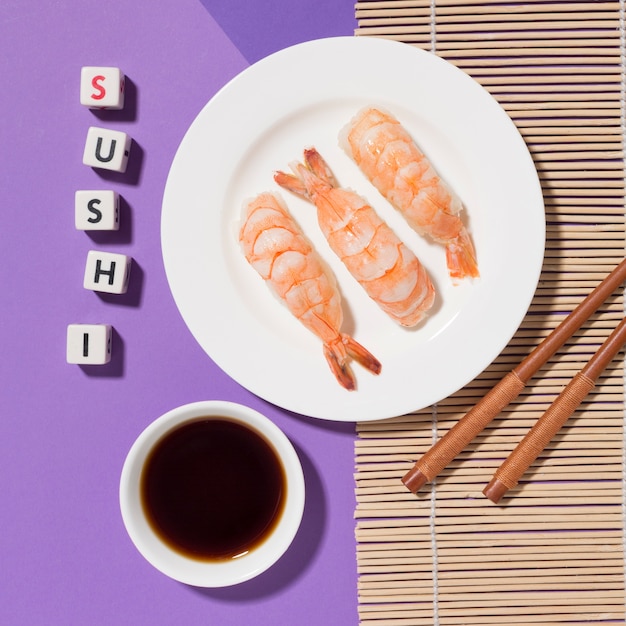 Foto gratuita concepto de día de sushi vista superior con salsa de soja