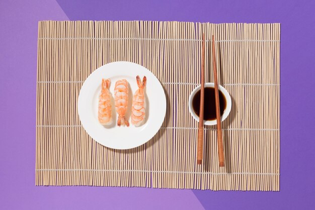 Concepto de día de sushi vista superior con salsa de soja