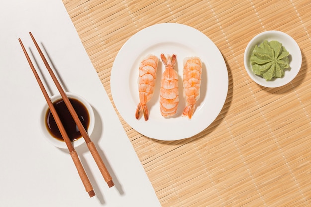 Concepto de día de sushi con wasabi y palillos