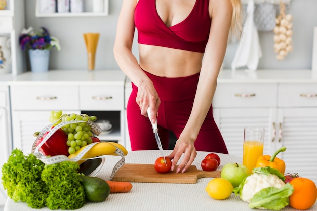 Concepto de dieta con mujer deportiva en la cocina