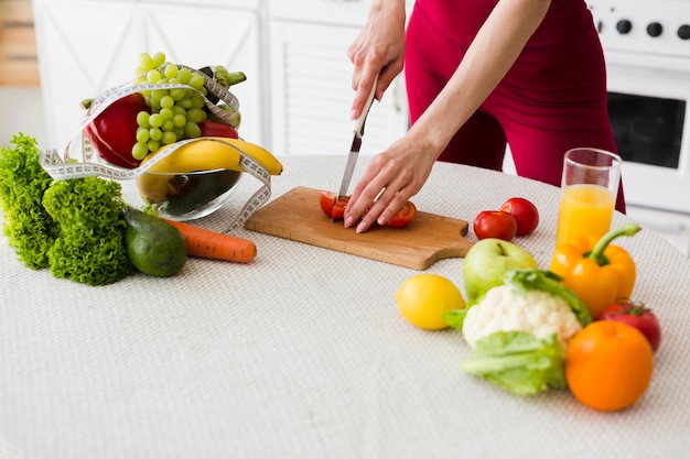 Concepto de dieta con mujer deportiva en la cocina