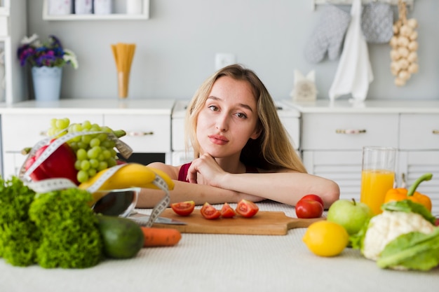 Concepto de dieta con mujer deportiva en la cocina