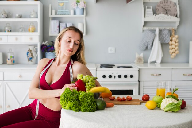 Concepto de dieta con mujer deportiva en la cocina