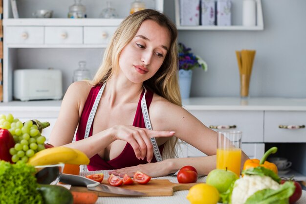 Concepto de dieta con mujer deportiva en la cocina