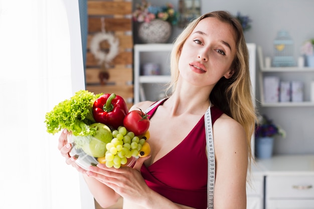 Concepto de dieta con mujer deportiva en la cocina