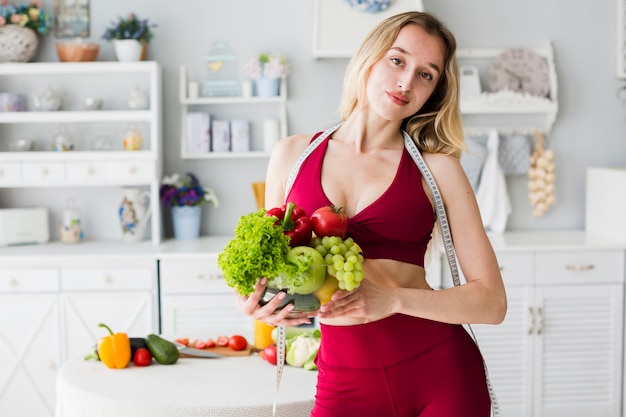 Concepto de dieta con mujer deportiva en la cocina