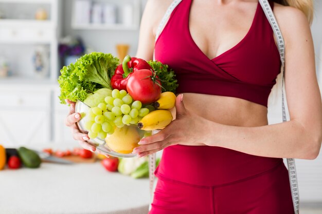 Concepto de dieta con mujer deportiva en la cocina