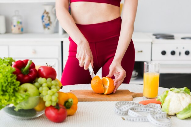 Concepto de dieta con mujer deportiva en la cocina