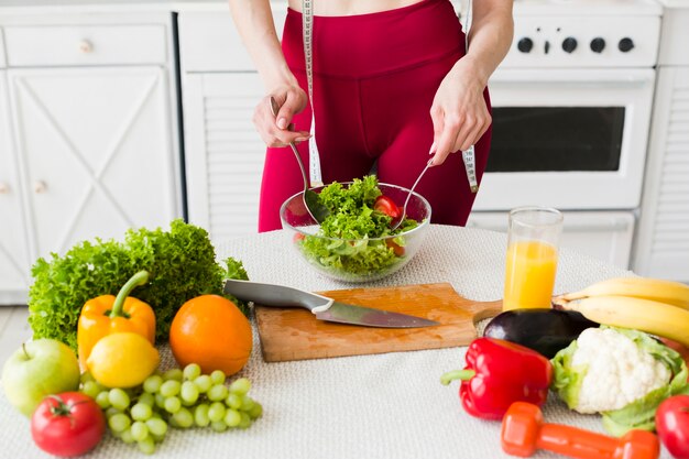 Concepto de dieta con mujer deportiva en la cocina